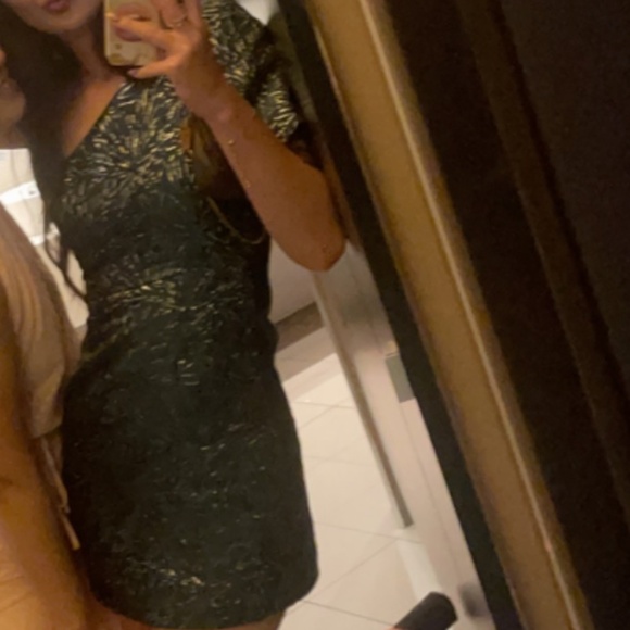 Green asymmetrical dress with gold details and puff sleeve - Picture 6 of 6